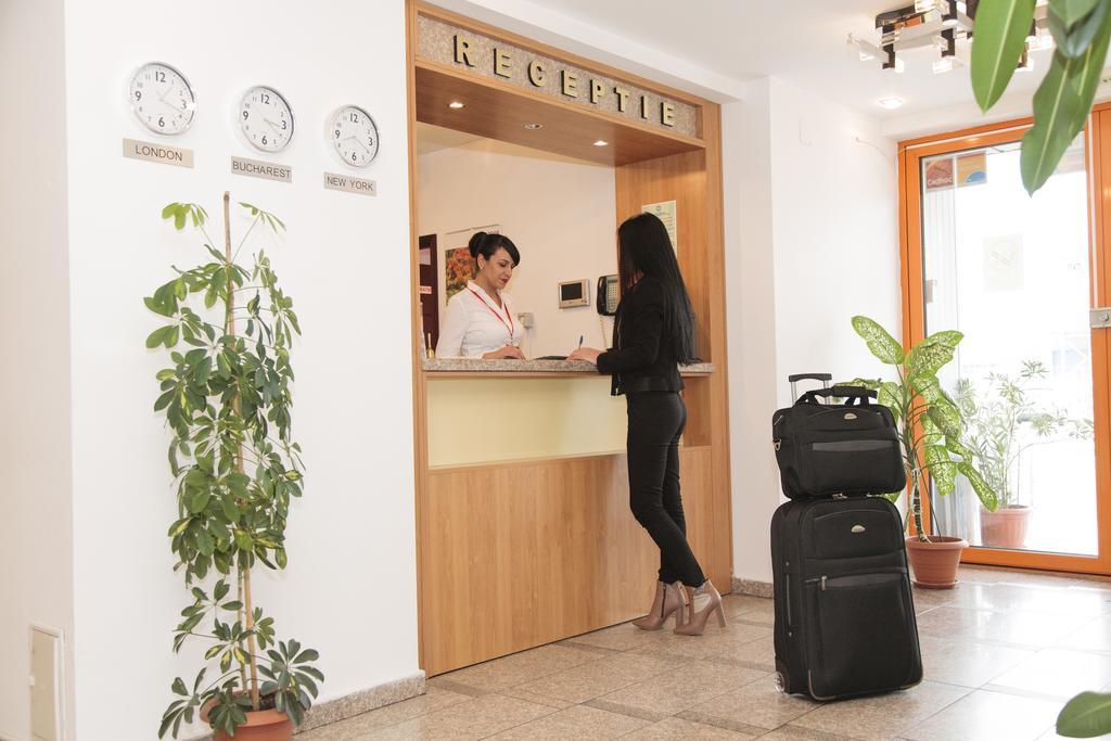 Plus Hotel Craiova Exterior foto